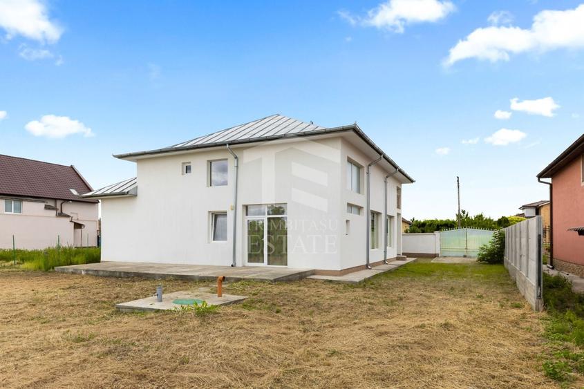 Casă individuală cu 8 camere cu Canalizare în Macea