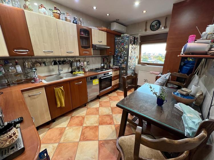 Apartament cu 4 camere decomandat în Iancului