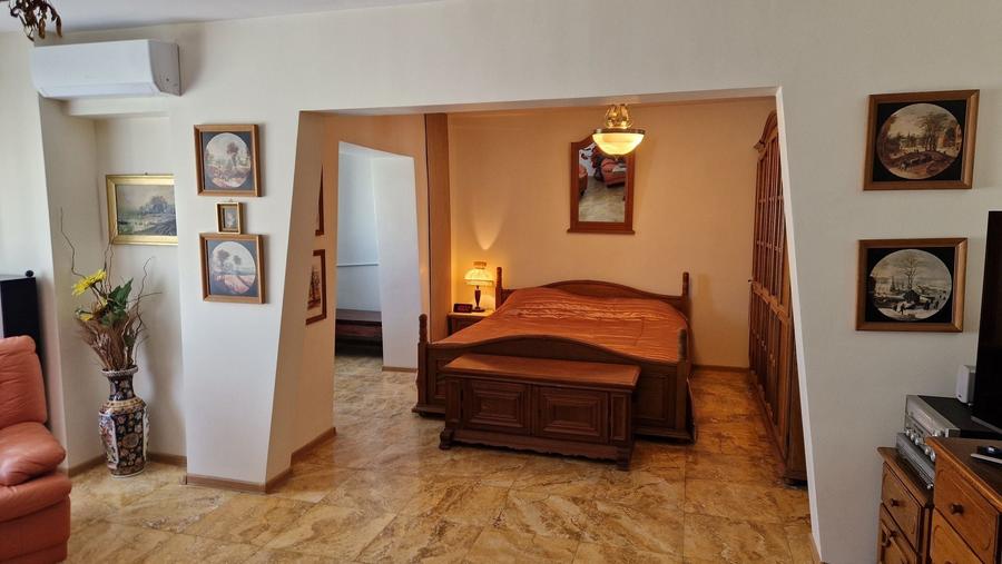 Apartament cu 3 camere decomandat, mobilat în Exterior Vest