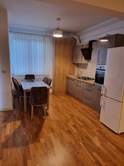 Apartament cu 3 camere decomandat, mobilat în Central