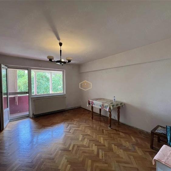 Apartament cu 3 camere semidecomandat în Micro 16