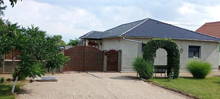 Casă cu Teren 1440 Mp în Felnac