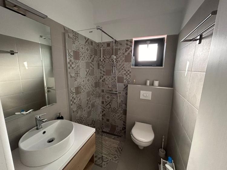 Apartament cu 3 camere semidecomandat, mobilat în Calea Severinului
