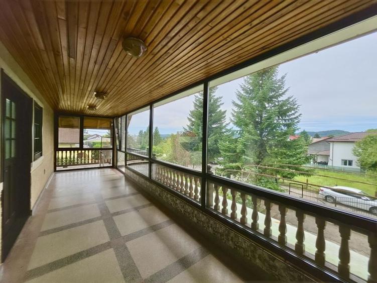Casă individuală cu 15 camere cu Teren 1092 Mp în Câmpinița