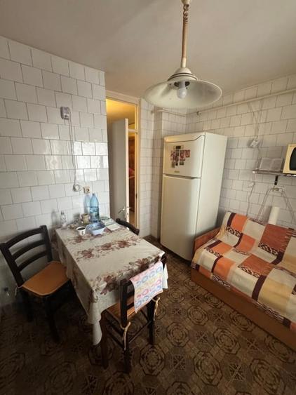 Apartament cu 3 camere decomandat, mobilat în Rovine