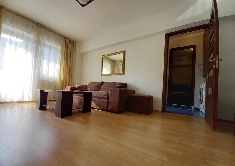 Apartament cu 3 camere semidecomandat în Tineretului