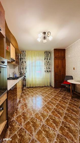 Apartament cu 4 camere decomandat în Piața Centrală