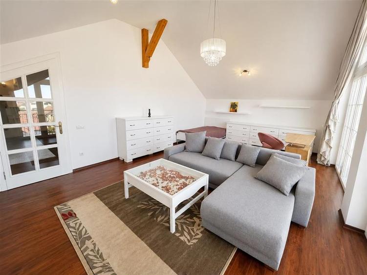 Apartament cu 3 camere decomandat, mobilat în Calea Dumbrăvii