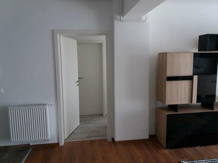 Apartament cu 3 camere decomandat în Tractorul