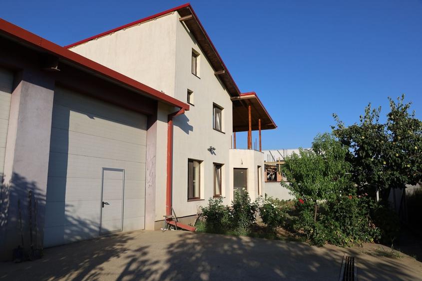 Casă individuală cu 4 camere cu Canalizare în Nord-Est