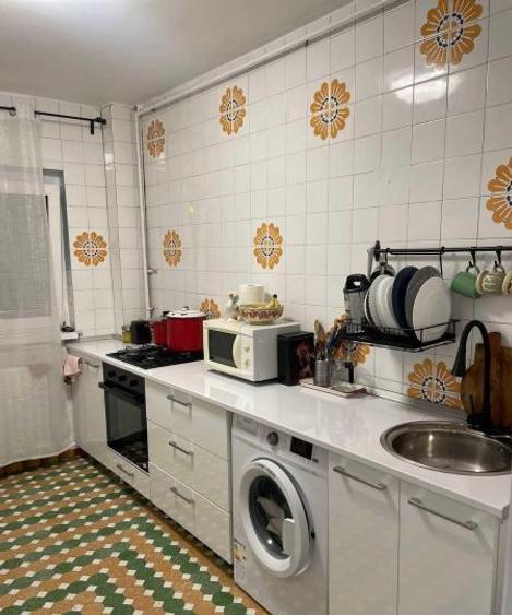 Apartament cu 4 camere semidecomandat, mobilat în Ghencea