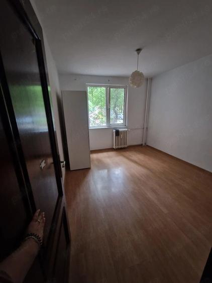 Apartament cu 4 camere semidecomandat în Tei