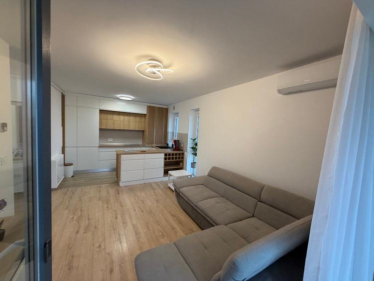 Apartament cu 2 camere decomandat în Tractorul