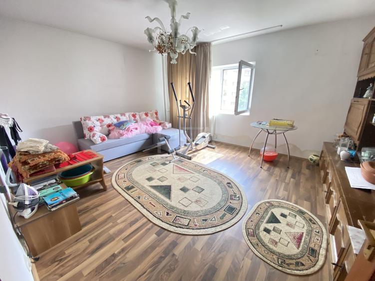 Apartament cu 4 camere decomandat, mobilat în Sebastian