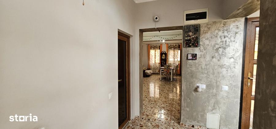 Casă cu 5 camere decomandat cu Teren 250 Mp în Lazaret
