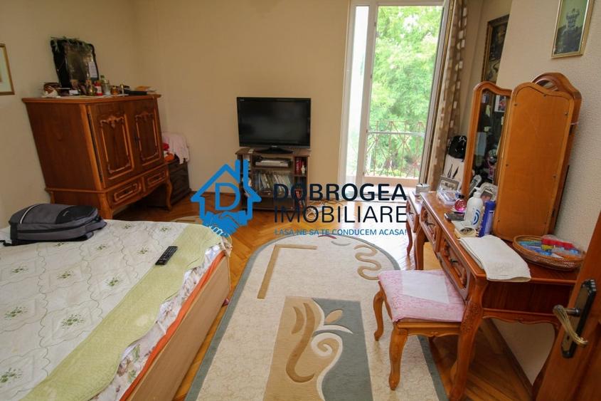Casă individuală cu 8 camere cu Canalizare în Central
