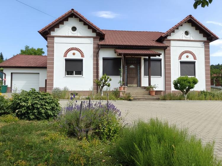 Casă individuală cu 5 camere cu Canalizare în Cisnădioara