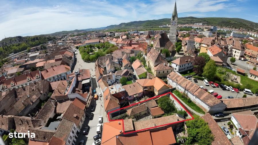 Casă cu 6 camere cu Teren 687 Mp în Central