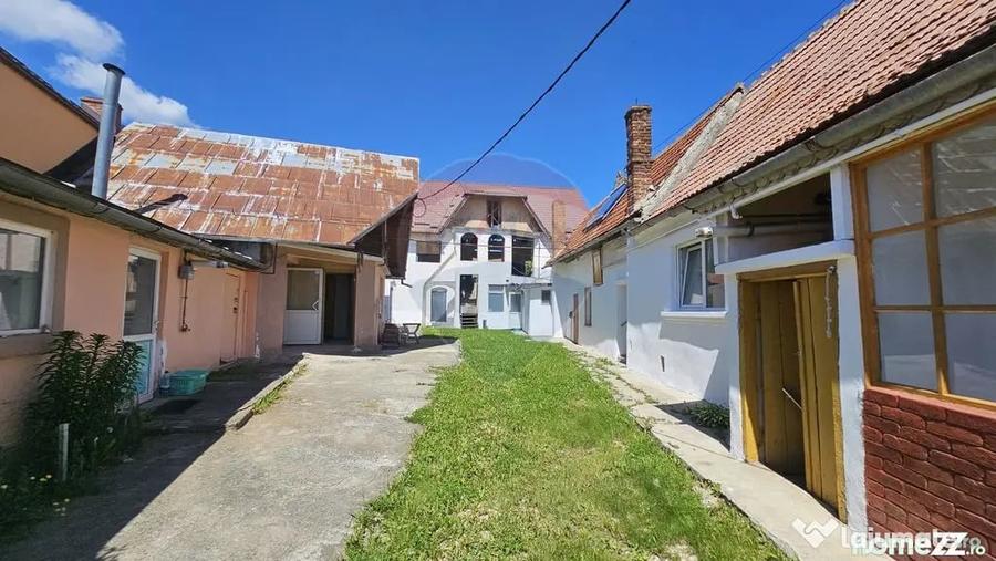 Casă cu 7 camere cu Teren 1151 Mp în Central