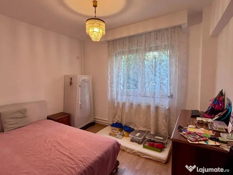 Apartament cu 3 camere decomandat în Aviației