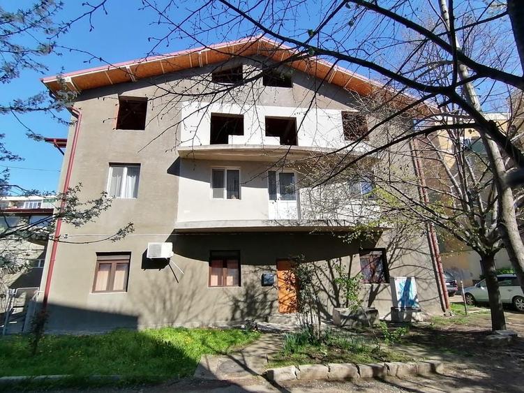 Casă cu 4 camere cu Teren 80 Mp în Central