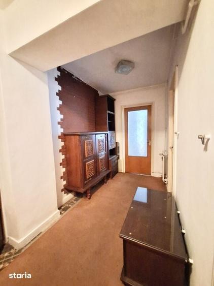 Apartament cu 4 camere semidecomandat, mobilat în Tei