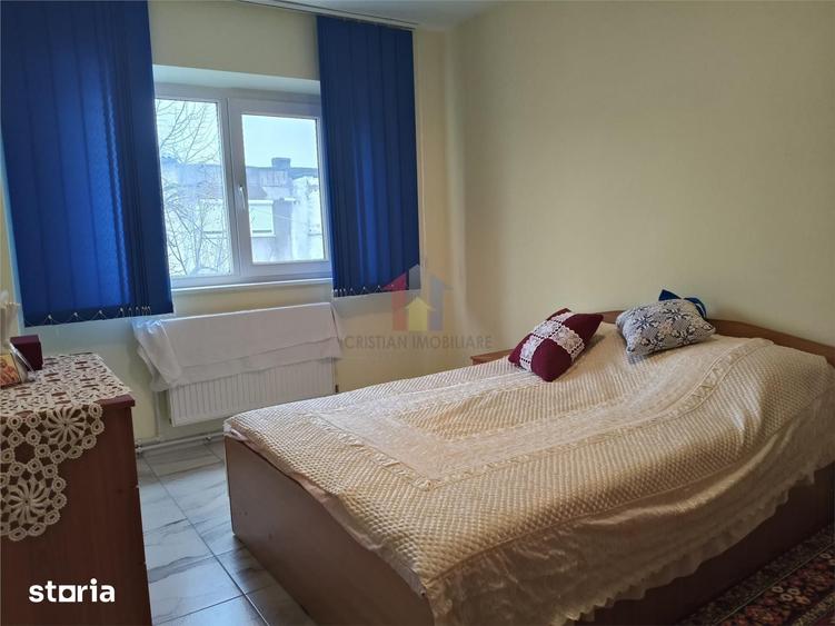 Apartament cu 3 camere decomandat în Obor