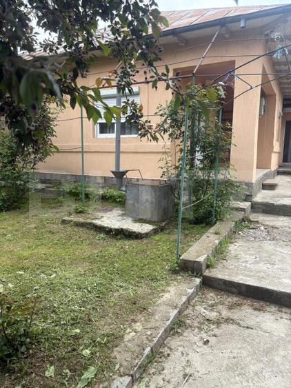 Casă individuală cu 5 camere cu Teren 1350 Mp în Periferie