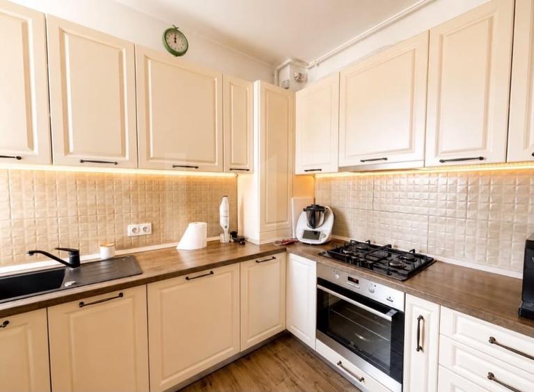 Apartament cu 3 camere decomandat, mobilat în Tractorul