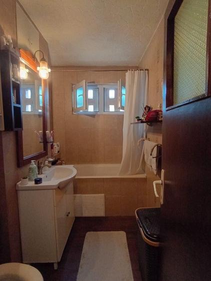 Apartament cu 3 camere semidecomandat, mobilat în Valea Rosie