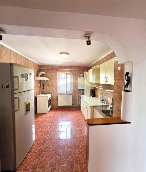 Apartament cu 3 camere decomandat, mobilat în Est