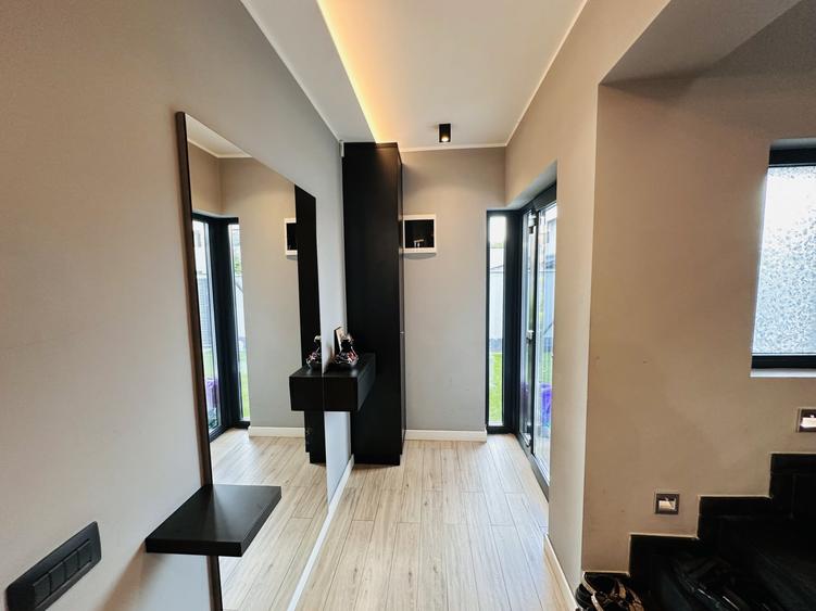 Casă individuală cu 4 camere cu Piscina în Roșu