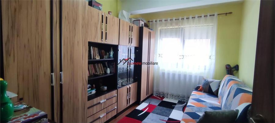 Apartament cu 3 camere semidecomandat, mobilat în Florești