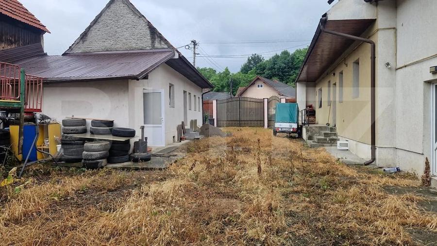 Casă cu 5 camere cu Teren 935 Mp în Central