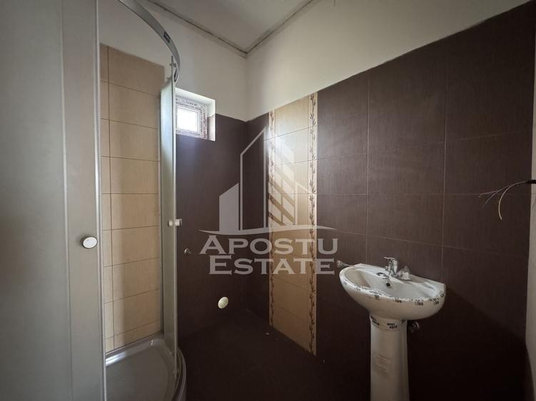 Casă individuală cu 10 camere cu Canalizare în Fărcădin