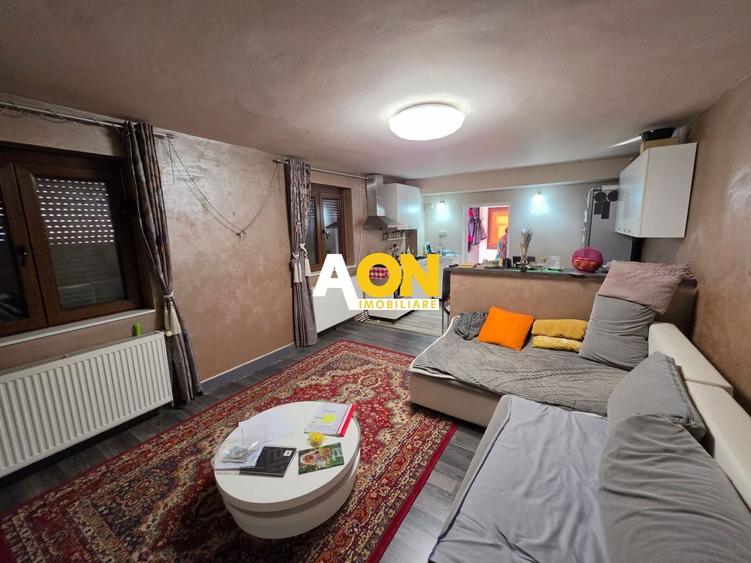 Casă individuală cu 8 camere cu Canalizare în Central