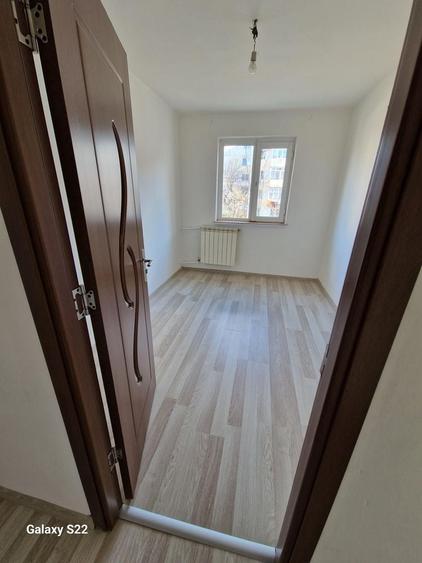 Apartament cu 3 camere semidecomandat în Craiovița Nouă