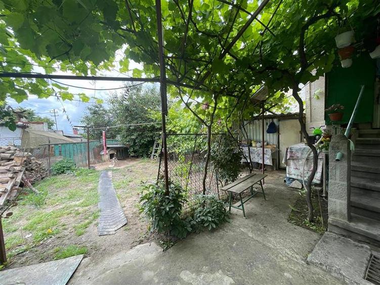 Casă individuală cu 3 camere cu Canalizare în Central