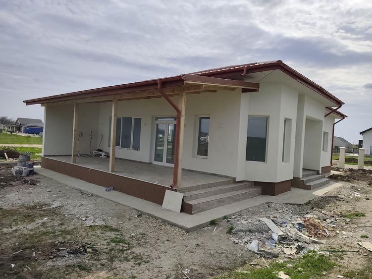 Casă individuală cu 3 camere cu Canalizare în Gulia