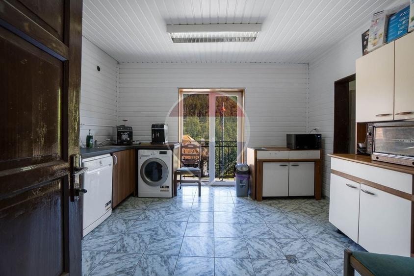 Casă individuală cu 10 camere cu Teren 352 Mp în Castelul Peleș