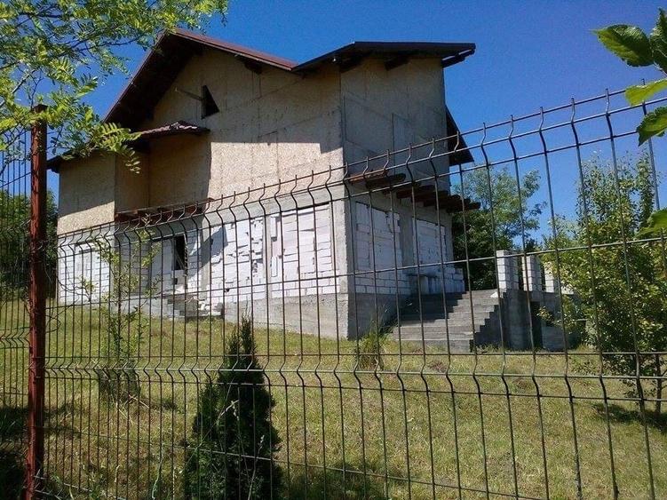 Casă cu 10 camere cu Canalizare în Vest