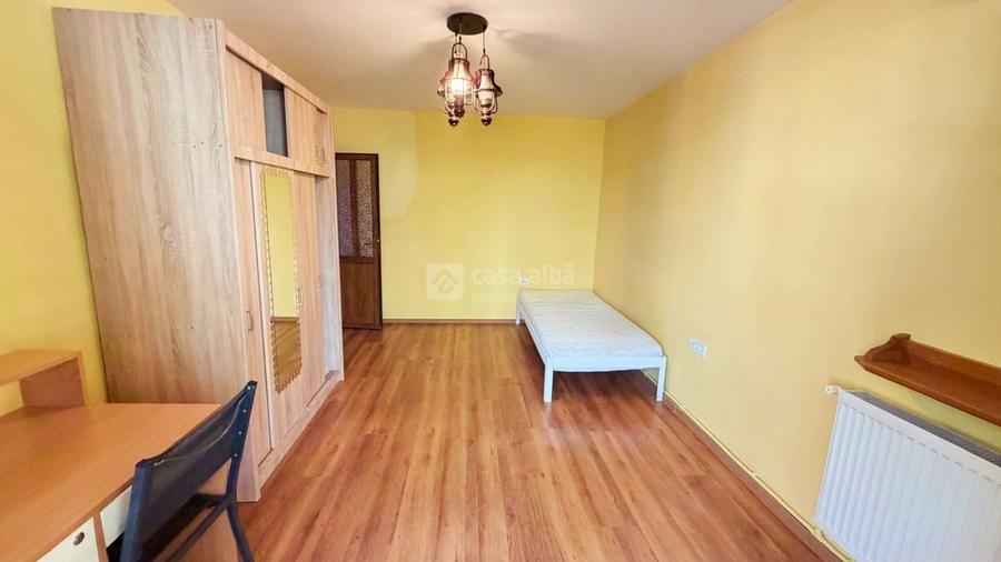 Apartament cu 3 camere decomandat, mobilat în Podu Roș