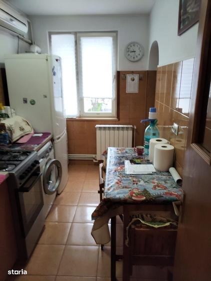 Apartament cu 3 camere decomandat în Far