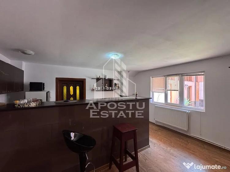 Casă cu 8 camere cu Teren 700 Mp în Sălașu de Jos