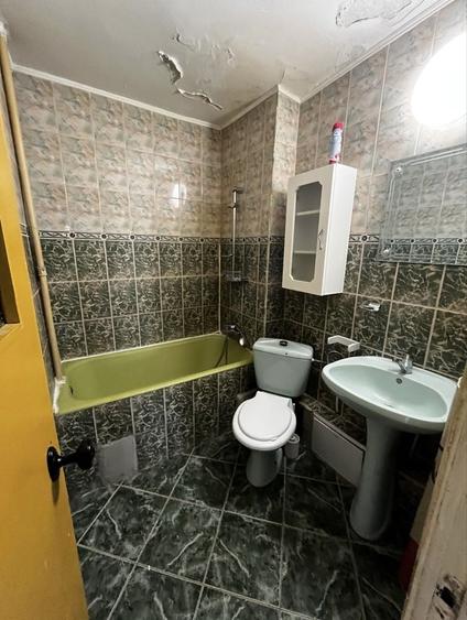 Apartament cu 4 camere semidecomandat în Rahova