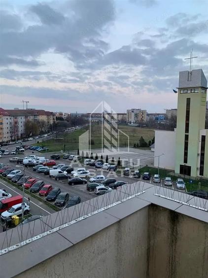 Apartament cu 3 camere decomandat în Spitalul Județean
