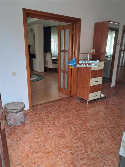 Casă cu 6 camere cu Garaj în Trivale