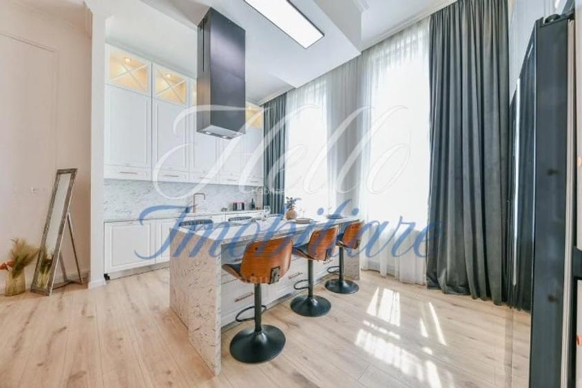 Apartament cu 3 camere semidecomandat, mobilat în Central