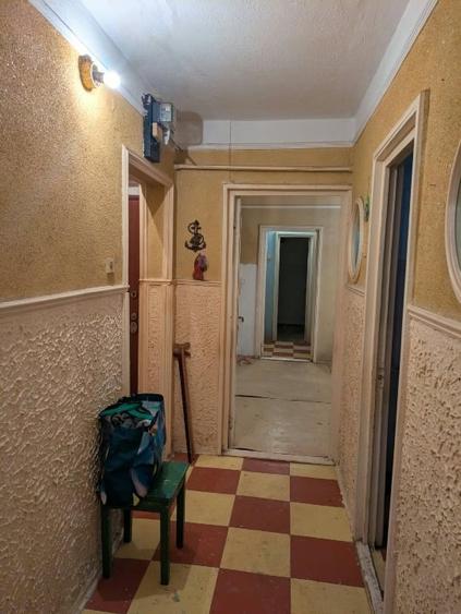 Apartament cu 3 camere semidecomandat, mobilat în Radu Negru