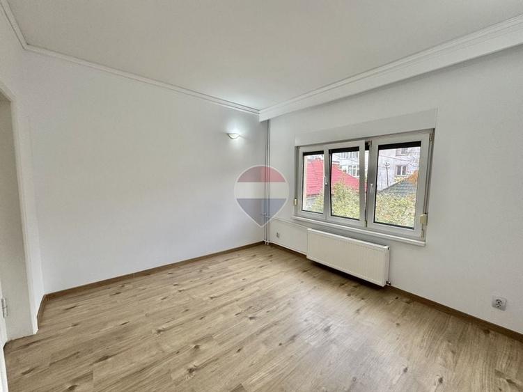 Casă individuală cu 7 camere cu Teren 100 Mp în Domenii